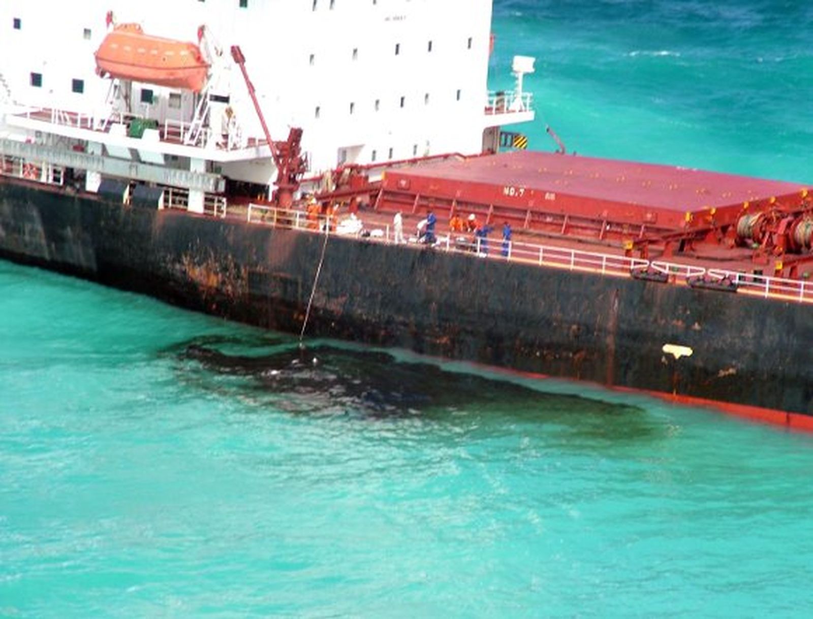 Siguen los trabajos para evitar el desastre ecológico en la Gran Barrera de Coral