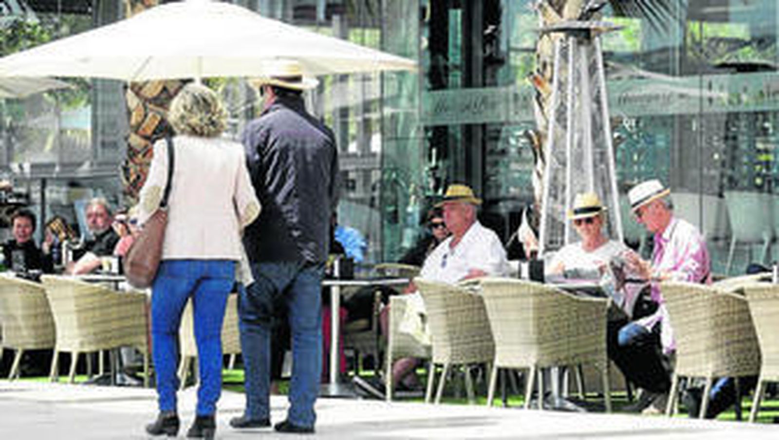 Turistas, en una terraza de la capital.