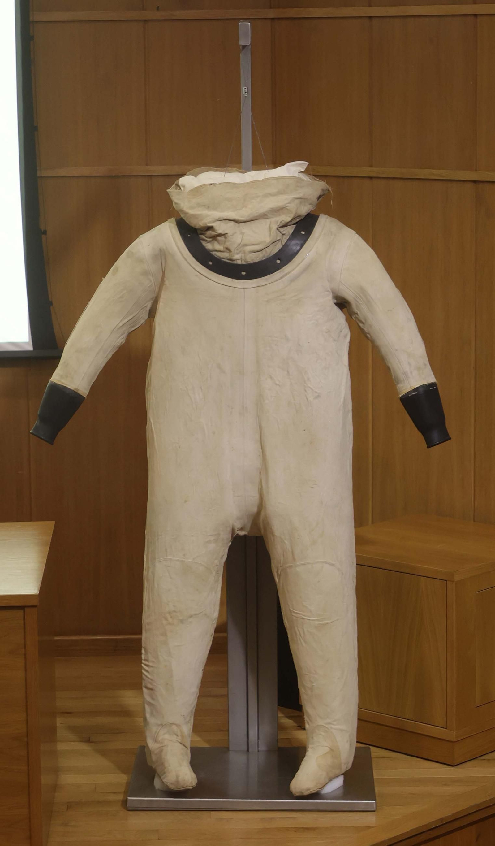 Fotos de la restauración de un traje clásico de buzo de la primera mitad del siglo XX en Algeciras