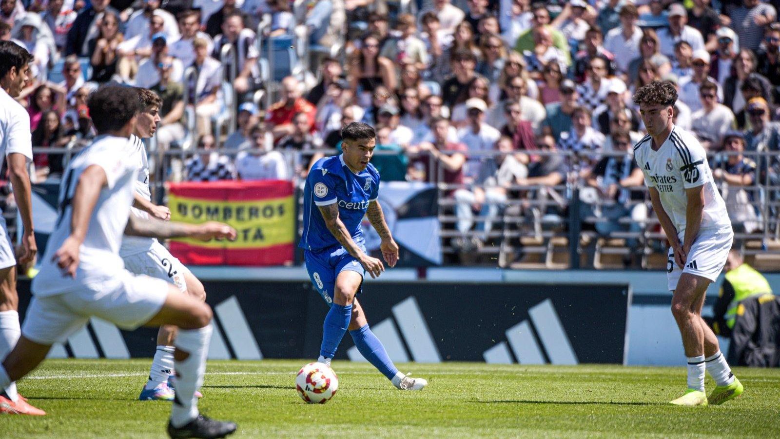 Kuki Zalazar golpea el balón en el Ceuta - Real Madrid Castilla. Kuki Zalazar golpea el balón en el Ceuta - Real Madrid Castilla.