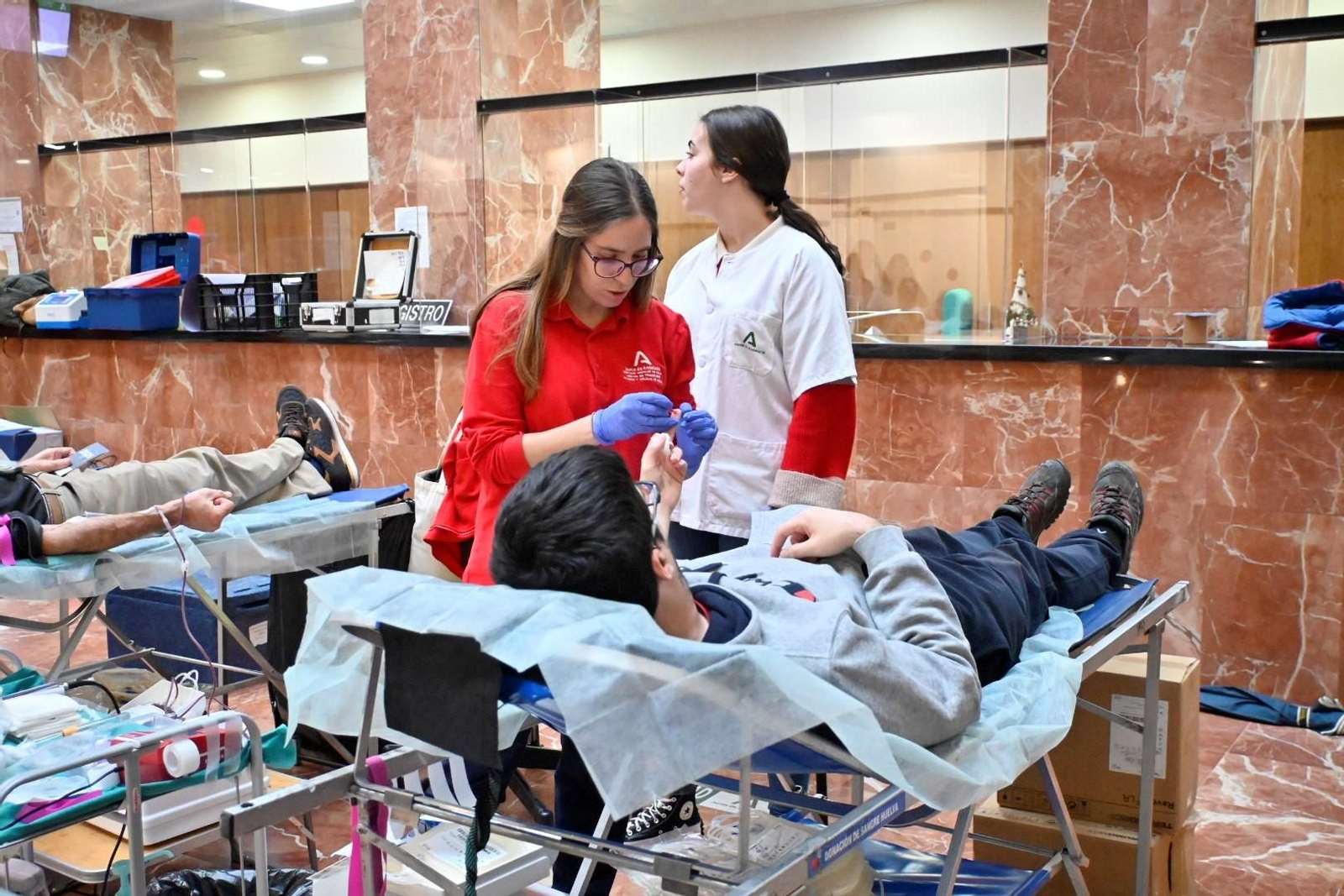 Una persona donando durante la macrocolecta en Huelva.