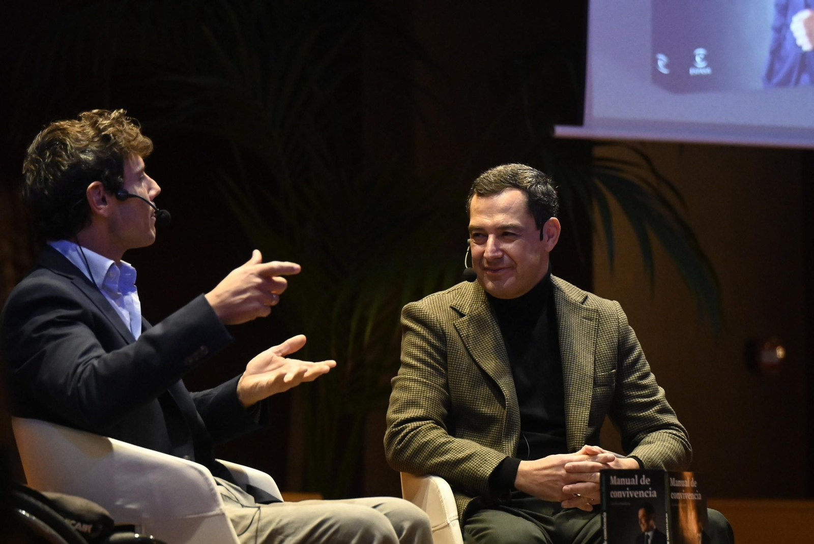 Juanma Moreno presenta en Córdoba su libro 'Manual de convivencia', en imágenes