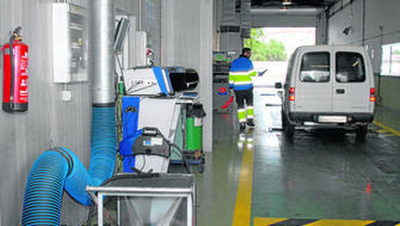 Un vehículo, pasando la ITV, en la estación de San Fernando.