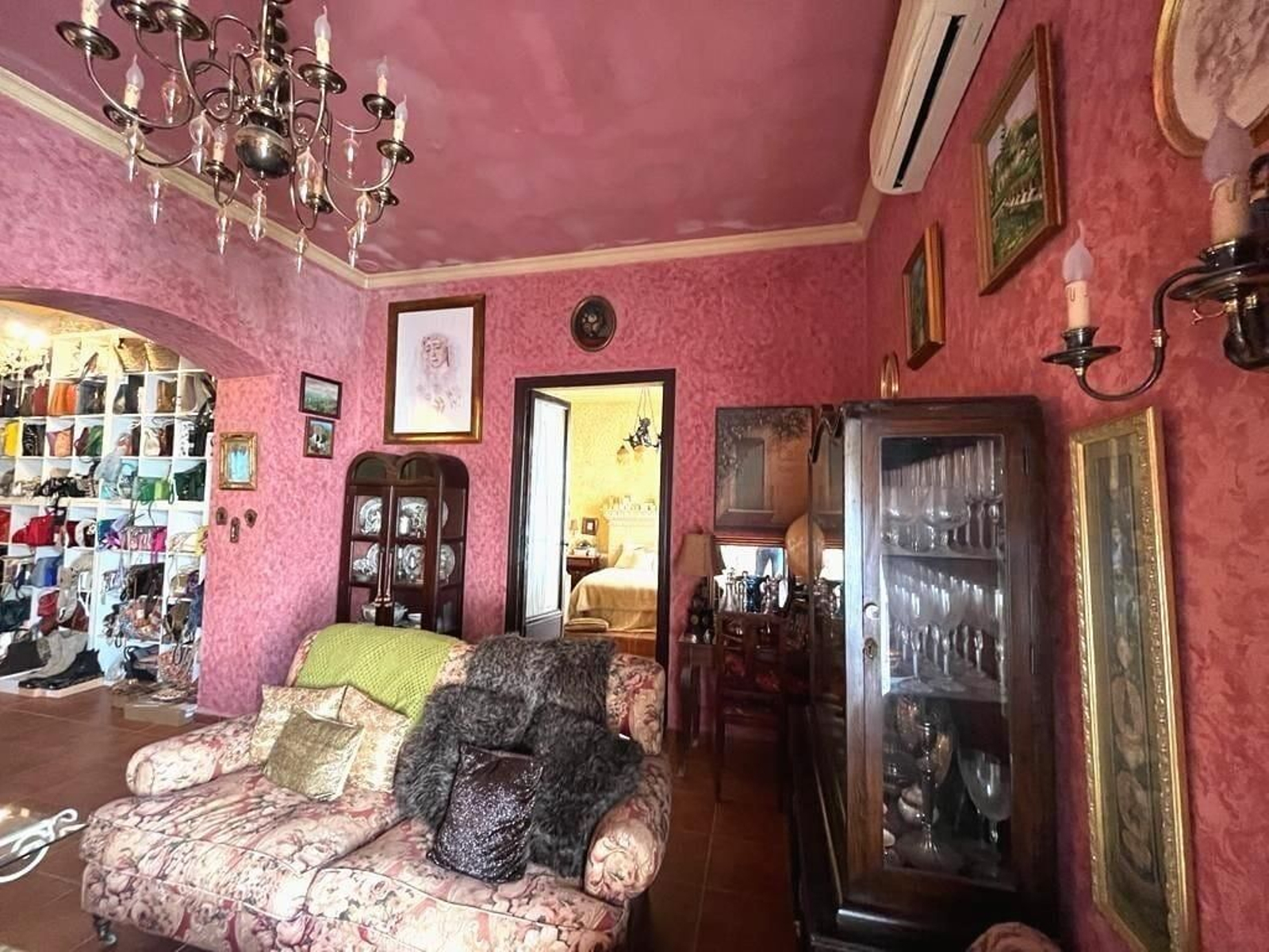 La curiosa casa de David Calleja, el concejal influencer de El Puerto, desde dentro: detalles kitsch y cofrades en cada rincón