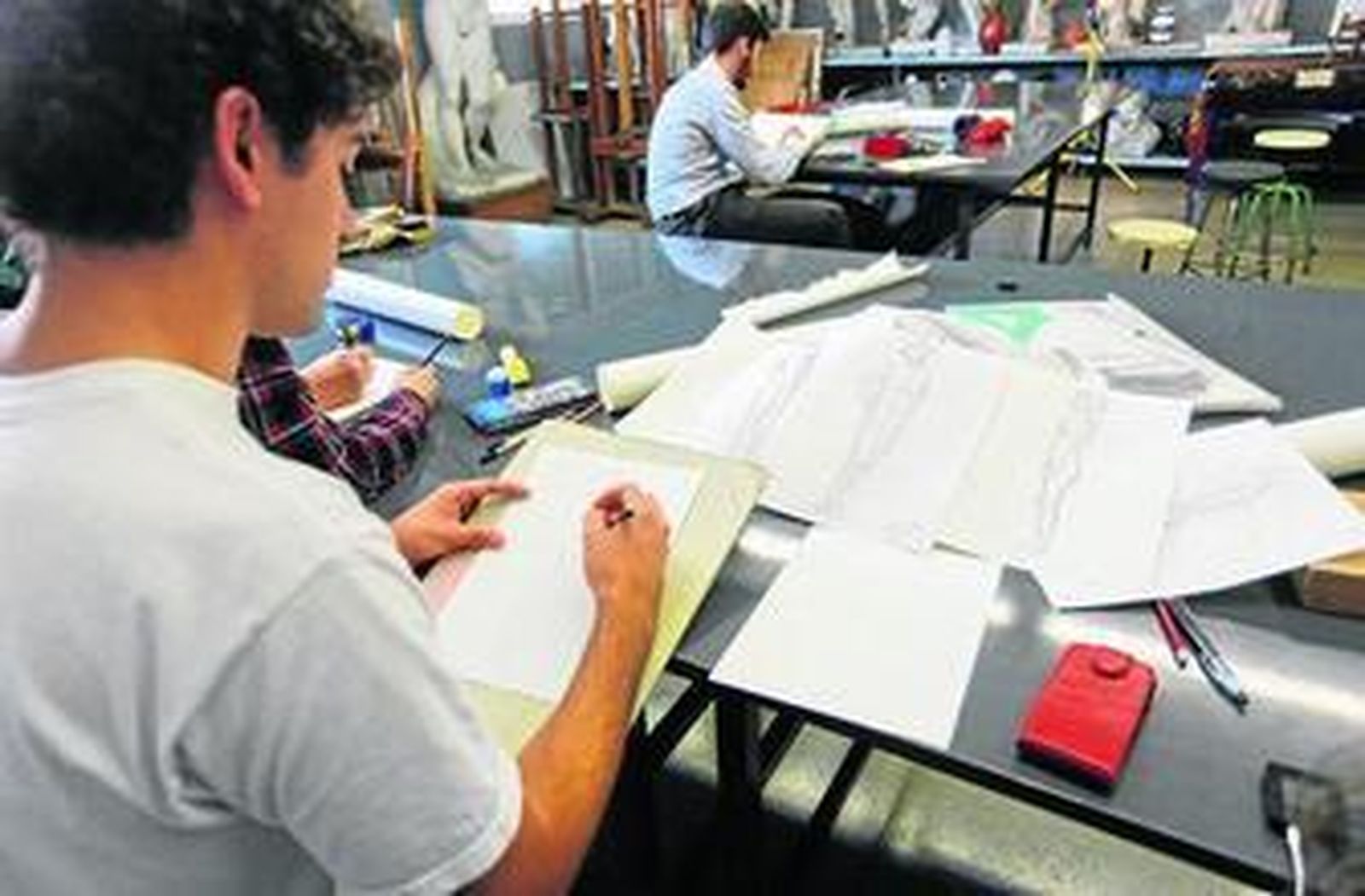 Alumnos del centro ubicado en El Ejido en una clase de dibujo.