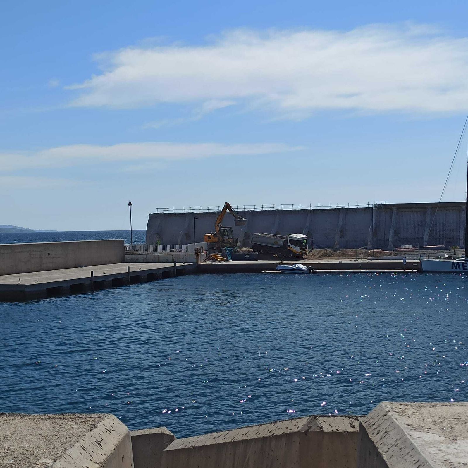 Retroescavadoras trabajan en el dique afectado.