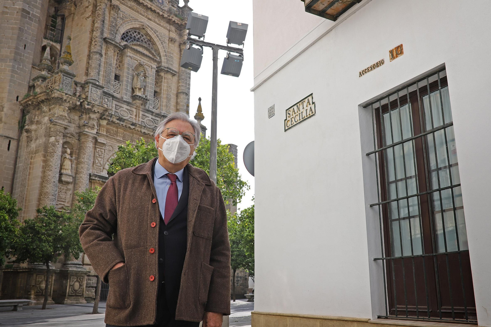 El delegado Francisco Camas, junto a uno de los rótulos históricos de la ciudad.