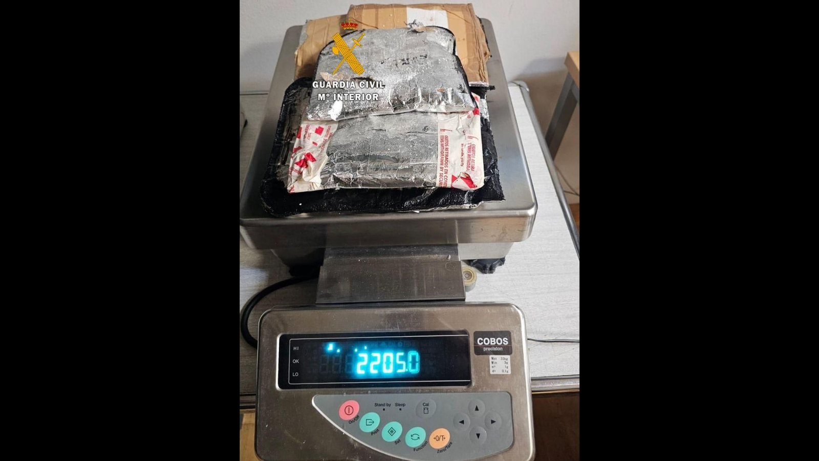 Peso de la droga intervenida por la Guardia Civil al pasajero. Peso de la droga intervenida por la Guardia Civil al pasajero.