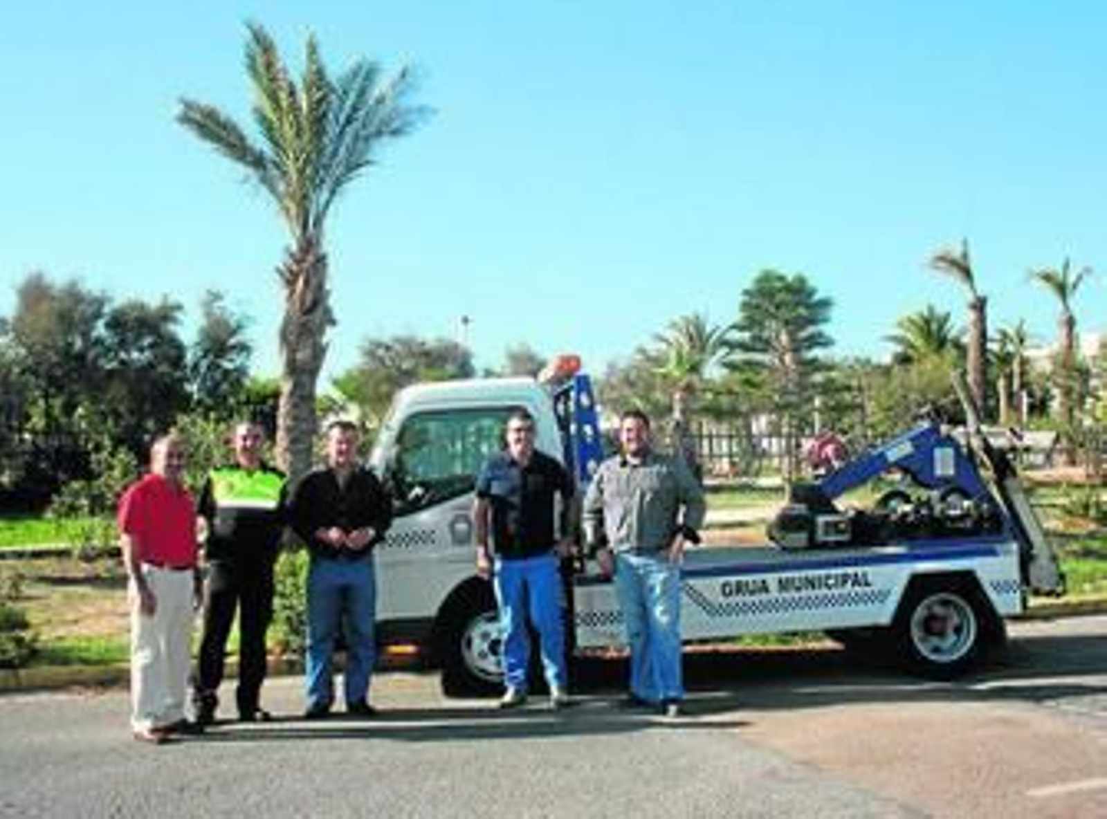 El alcalde y otras autoridades con miembros de la empresa de retirada y custodia de vehículos.