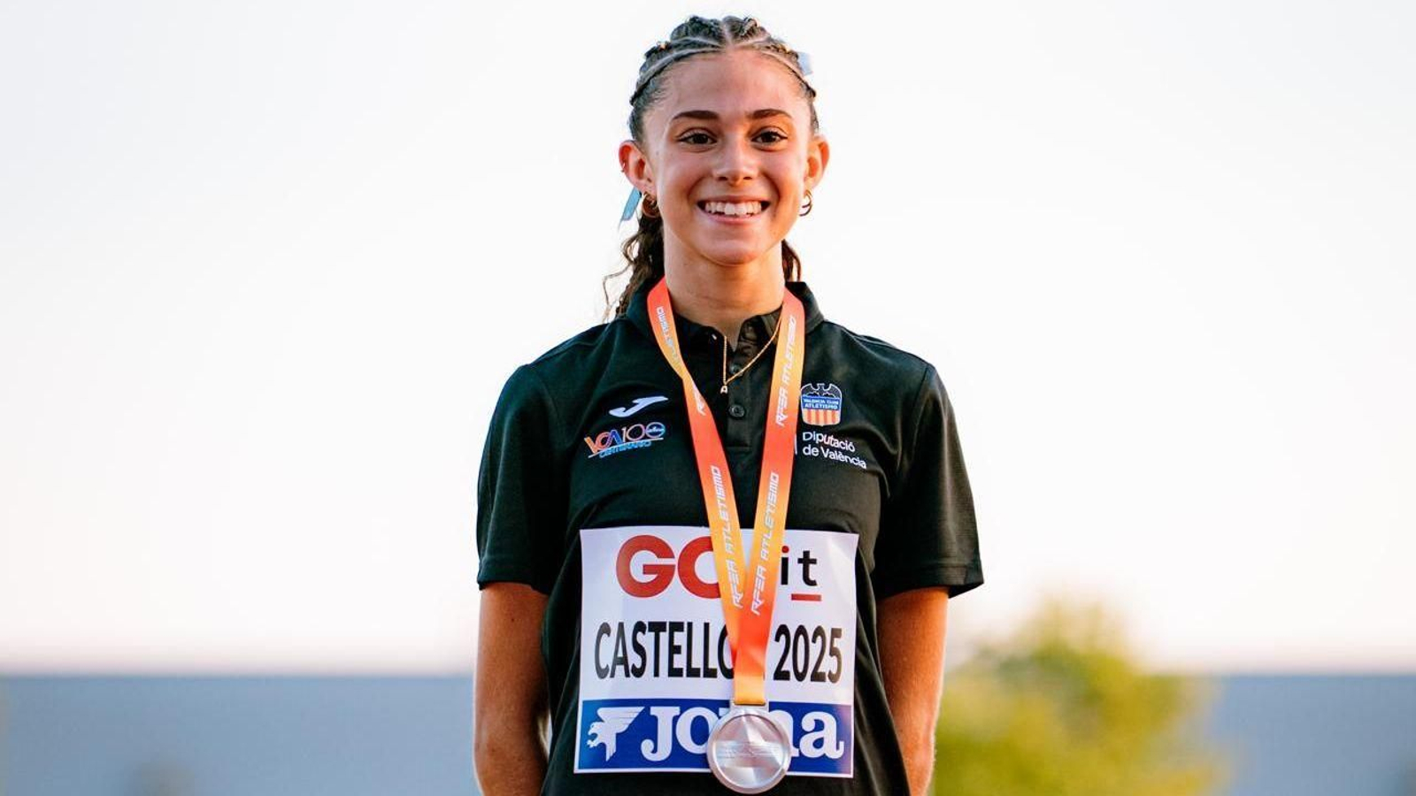 La deportista, con su medalla.