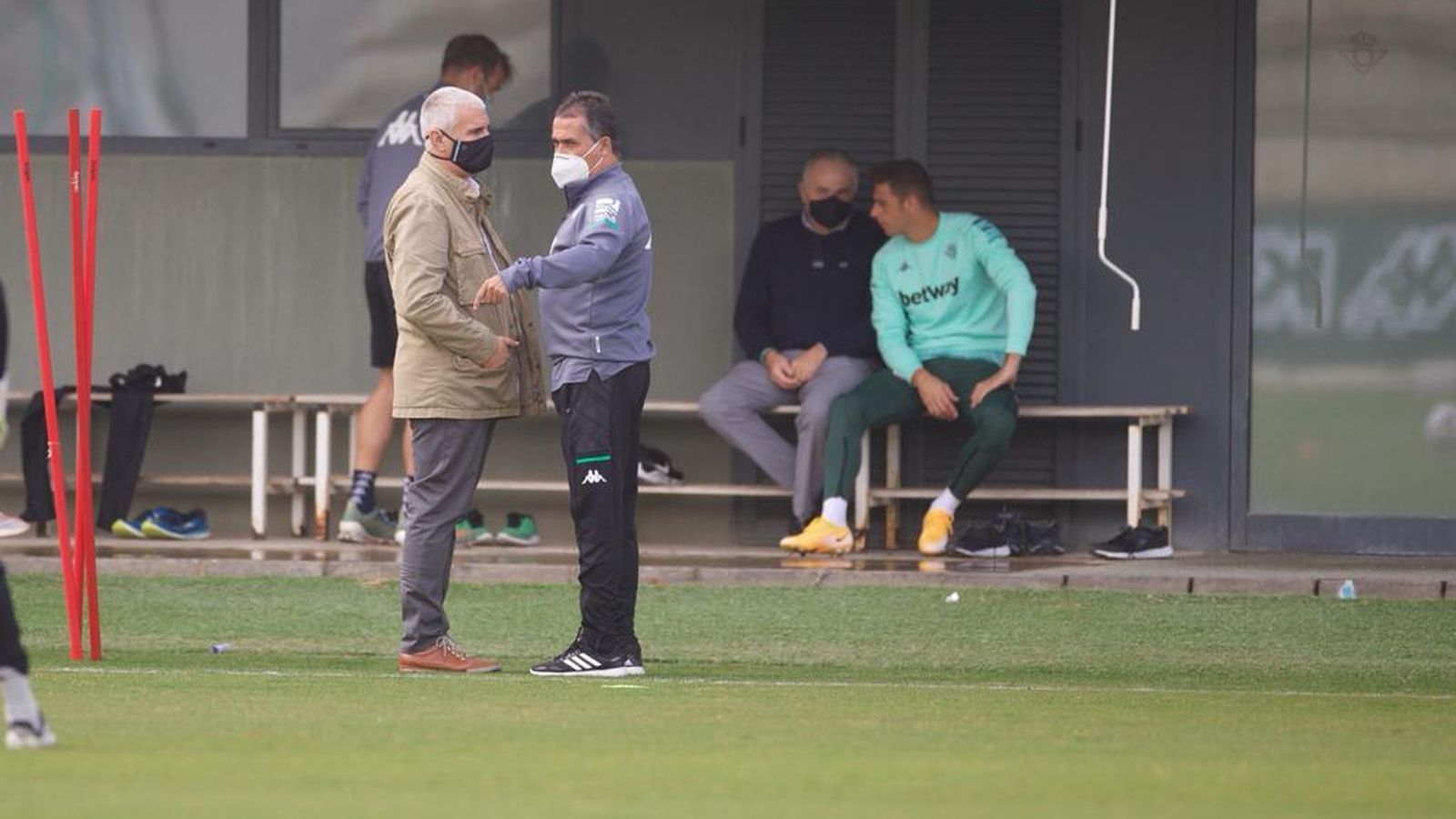 Cordón dialoga con Alexis y al fondo, Gordillo con Joaquín.