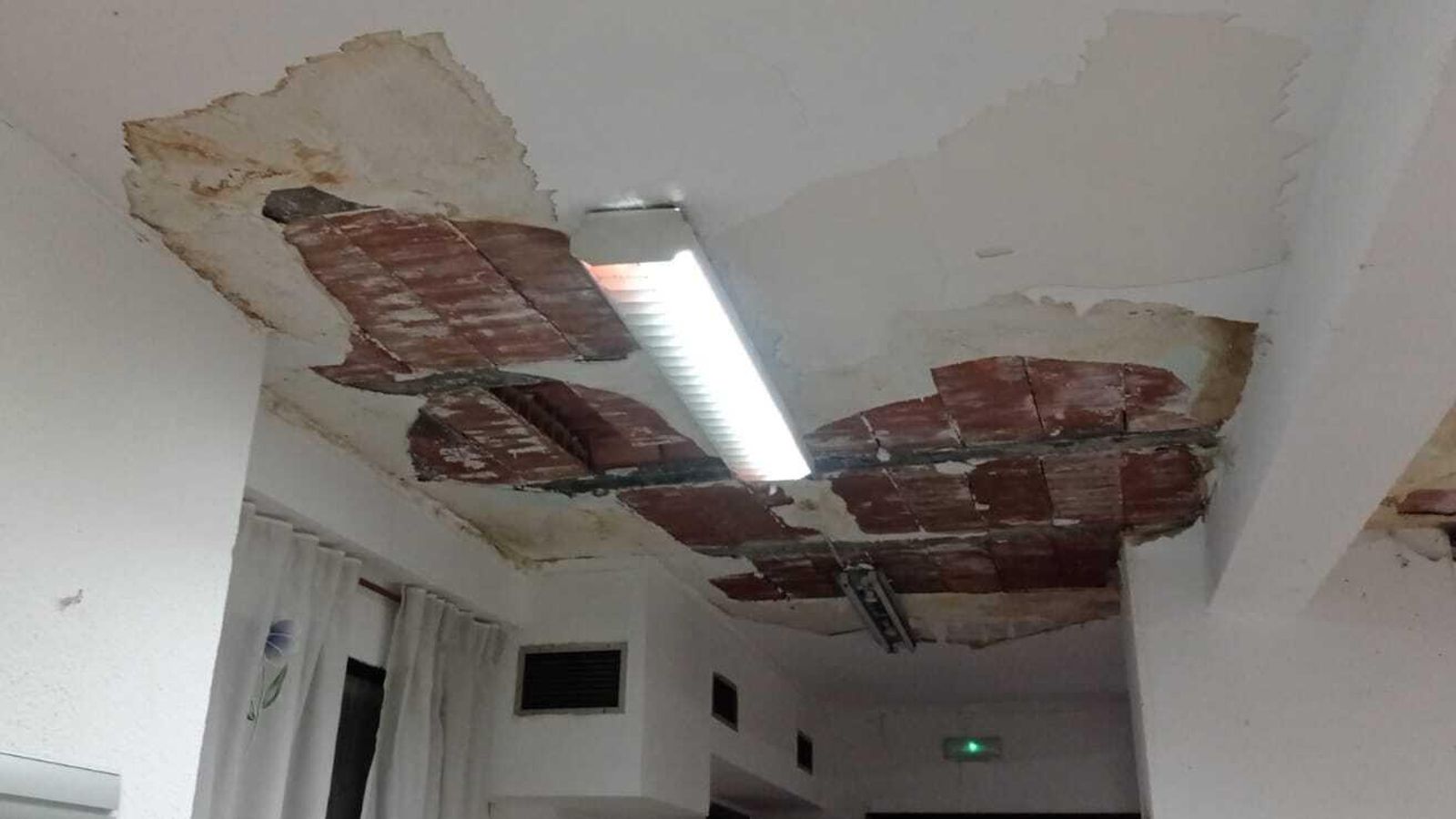 Techo desconchado.