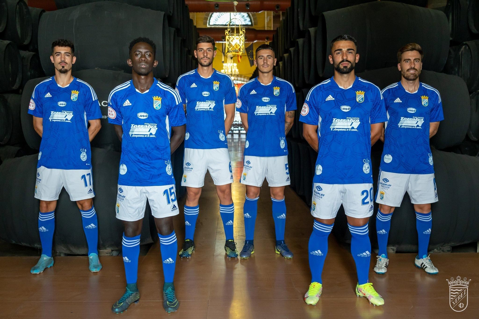 La Bodega Dios Baco acogió la presentación de la primera equipación de los azulinos.