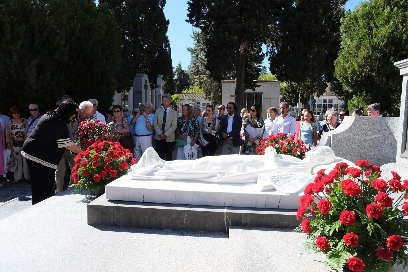 Las fotografías de la ofrenda floral a Manolete en Córdoba: entre claveles rojos y hazañas