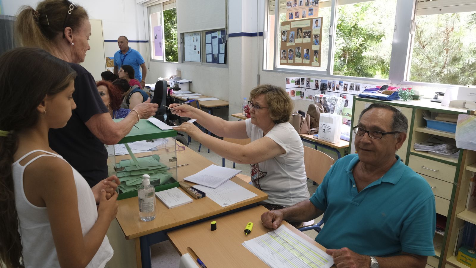 Imágenes de la votaciones en Almería al parlamento andaluz