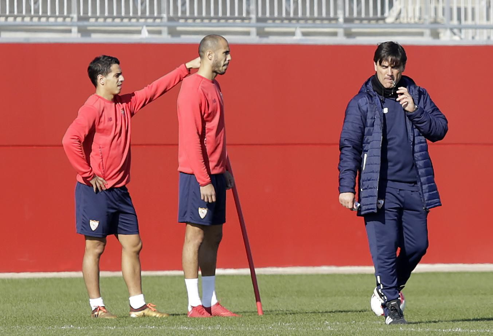 Ben Yedder y Pizarro observan un ejercicio en presencia de Montella.