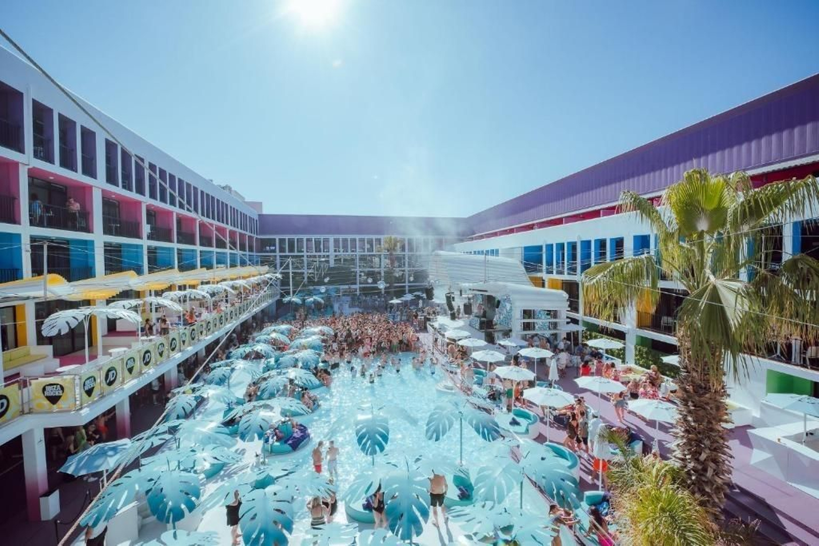 La piscina del hotel Ibiza Rocks, donde ha fallecido un joven de 20 años al caerse de un tercer piso.