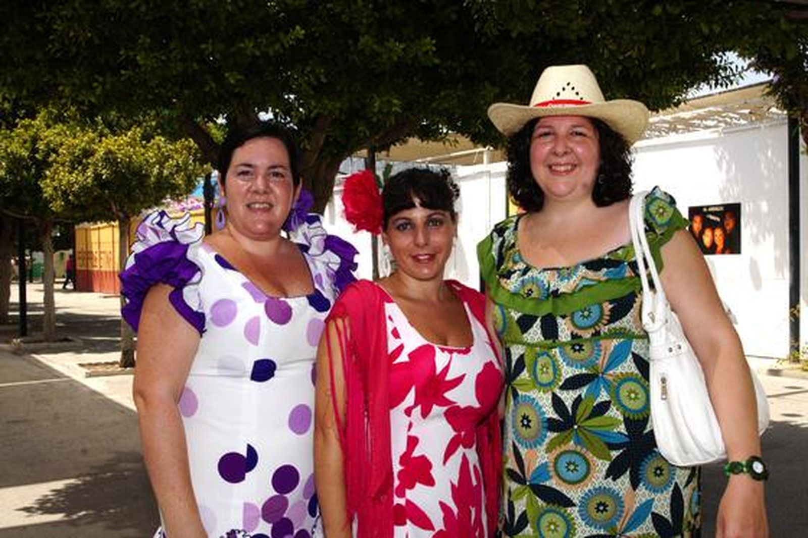 Marina Cañete, Noelia y Sandra marín, disfrutan de la Feria en el Cortijo de Torres. 

Foto: Punto Press