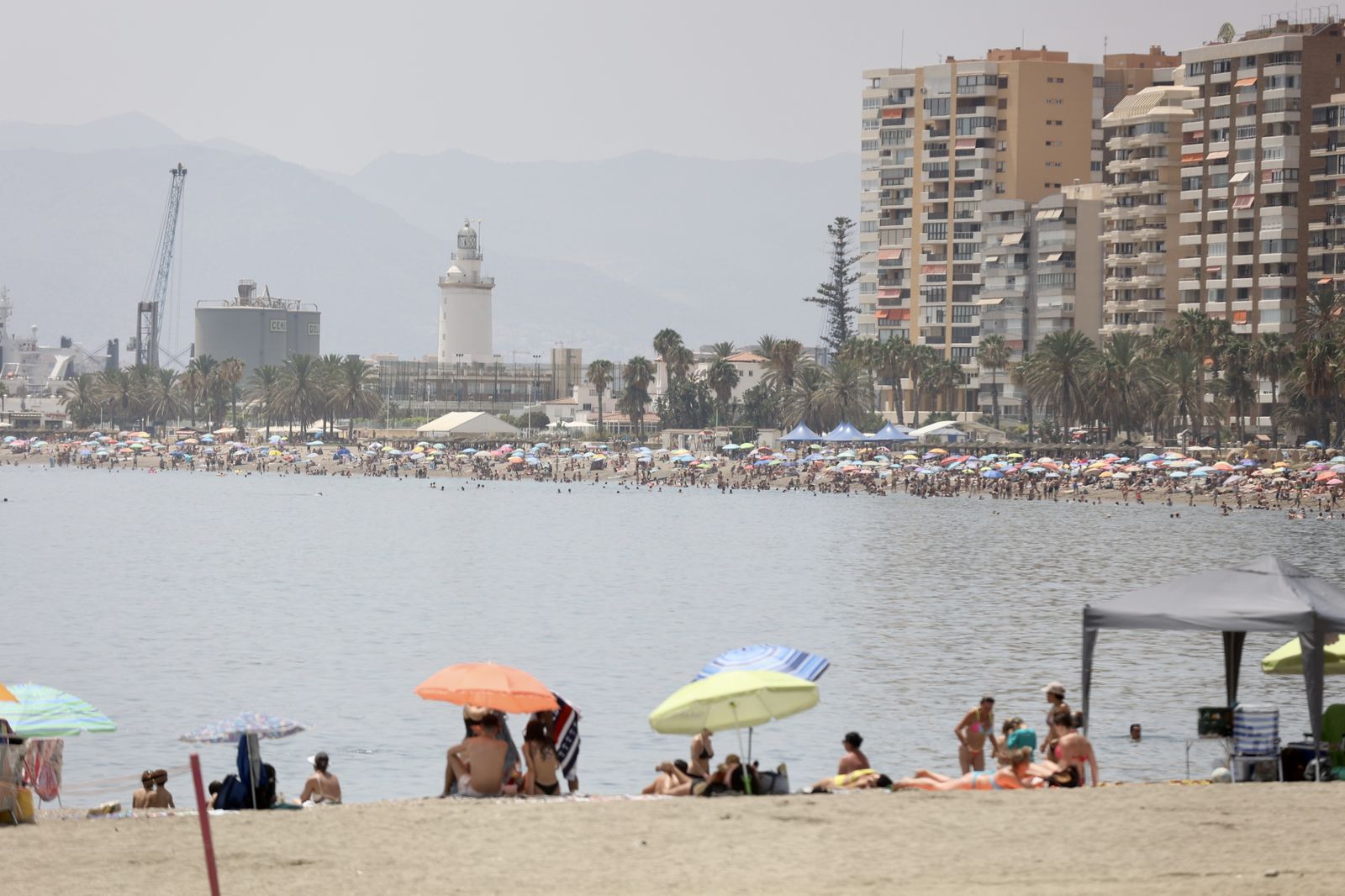 Gran ambiente en las playas de Málaga en plena jornada electoral