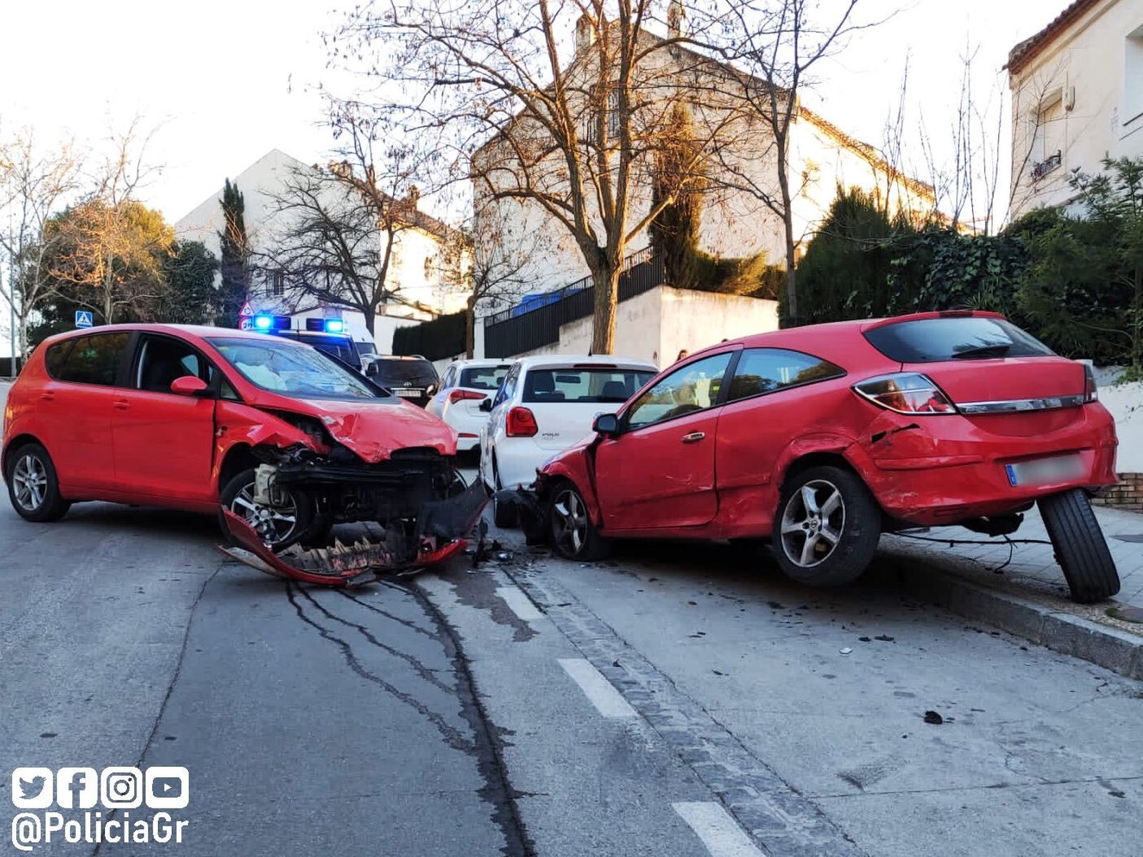 Imagen de los dos coches afectados por el choque.