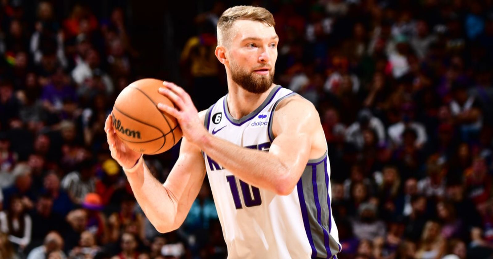 Domas Sabonis se dispone a pasar un balón.