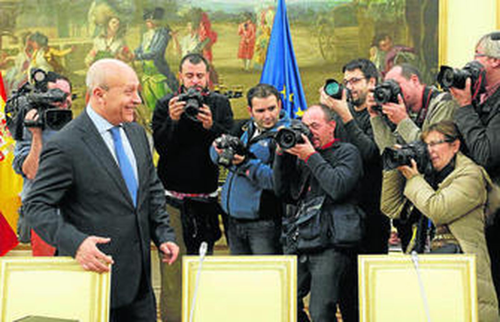 El ministro Wert, a su llegada a la reunión en medio de la expectación de los informadores gráficos.