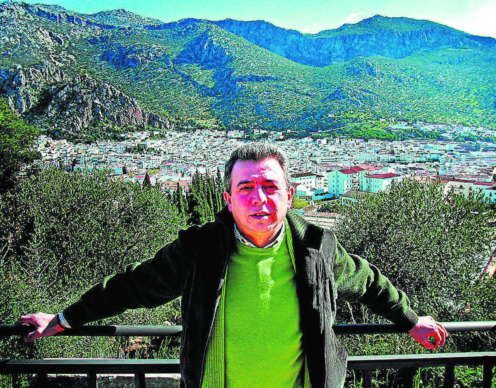 El empresario ubriqueño José Luis López posa con Ubrique al fondo.