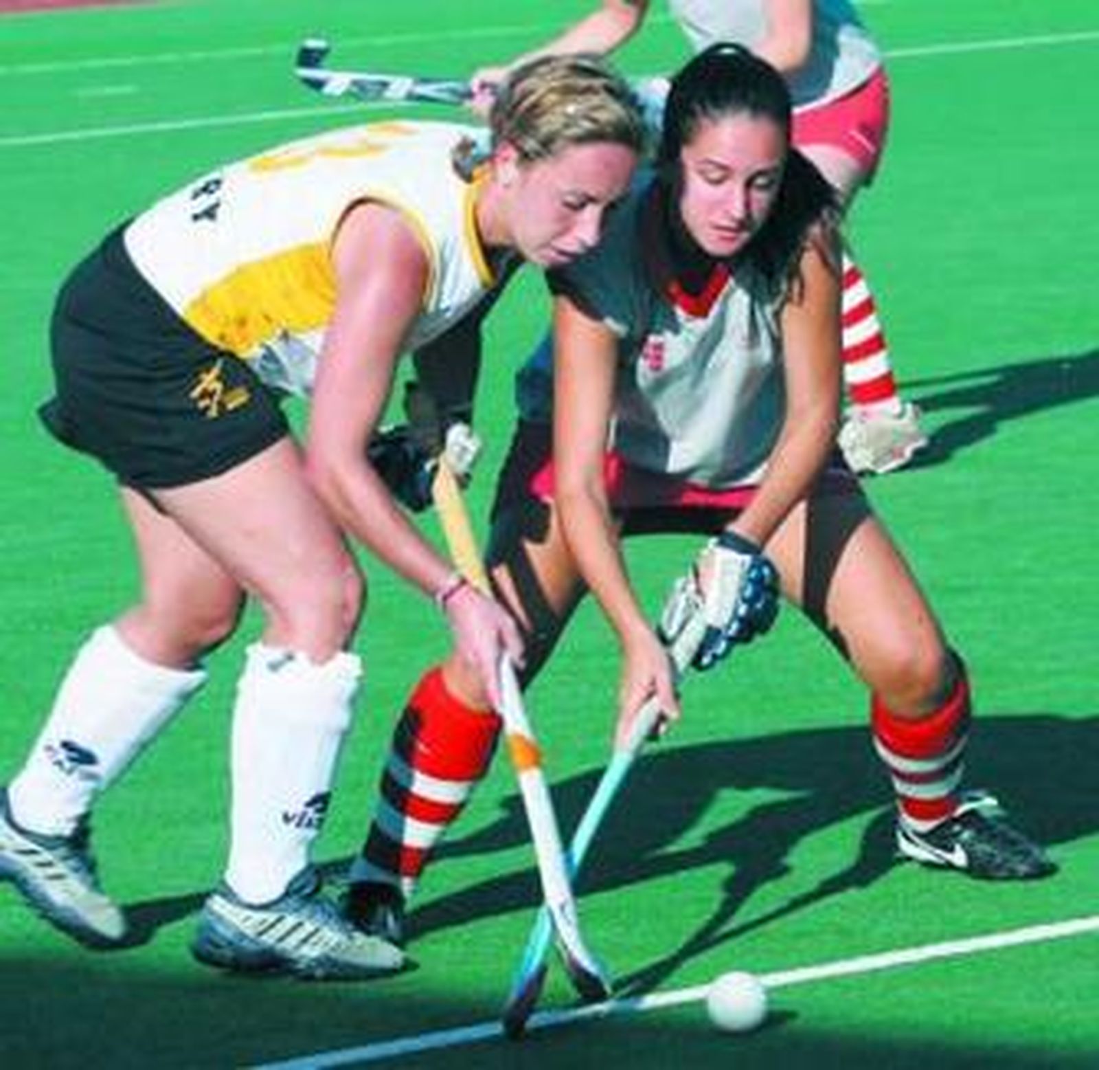 Dos jugadoras luchan por el control de la bola.