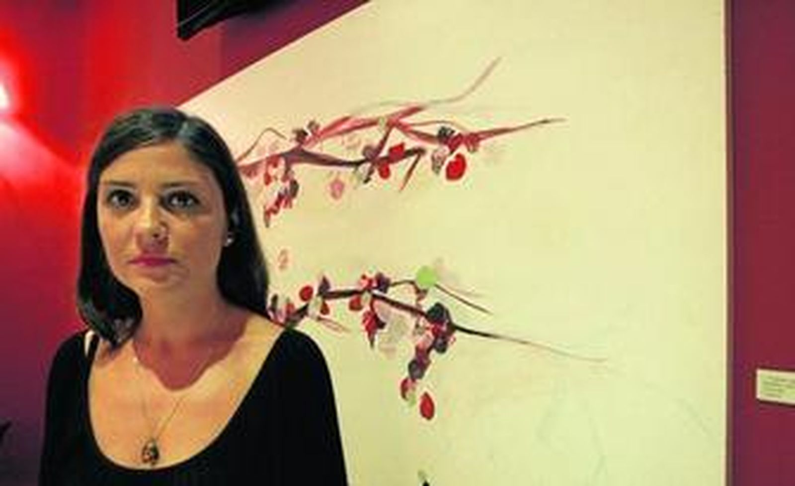 Isa Ramone con una de sus obras en Restaurante La Cala.