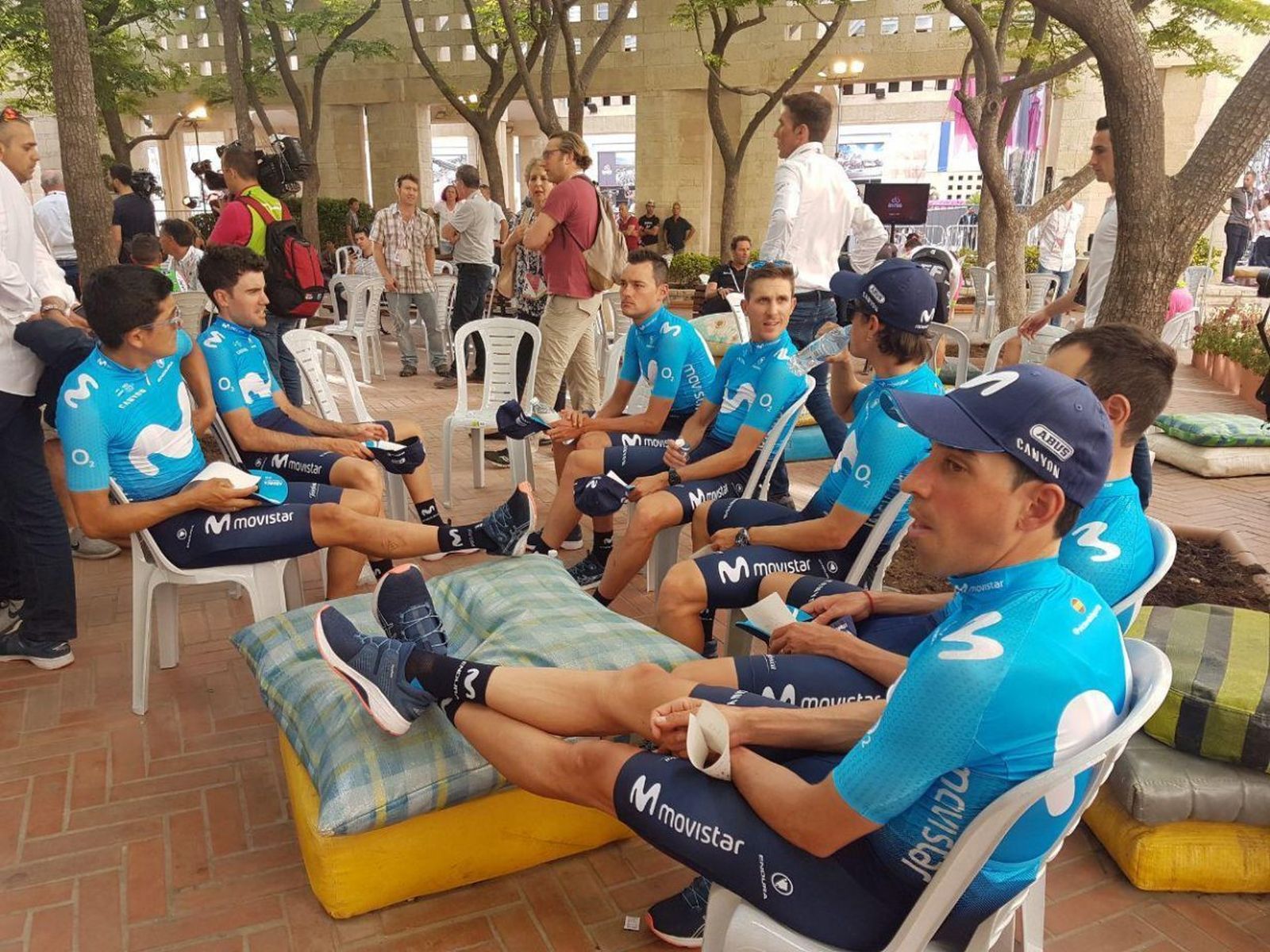 Los integrantes de la escuadra española Movistar esperan el momento de la presentación del Giro en Jerusalén.