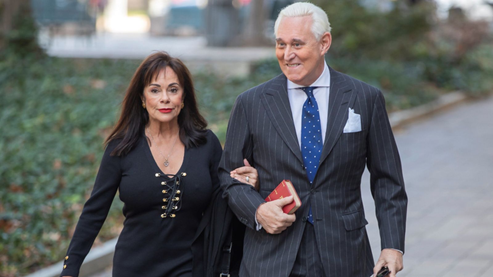 Roger Stone llega al juzgado en compañía de su esposa.