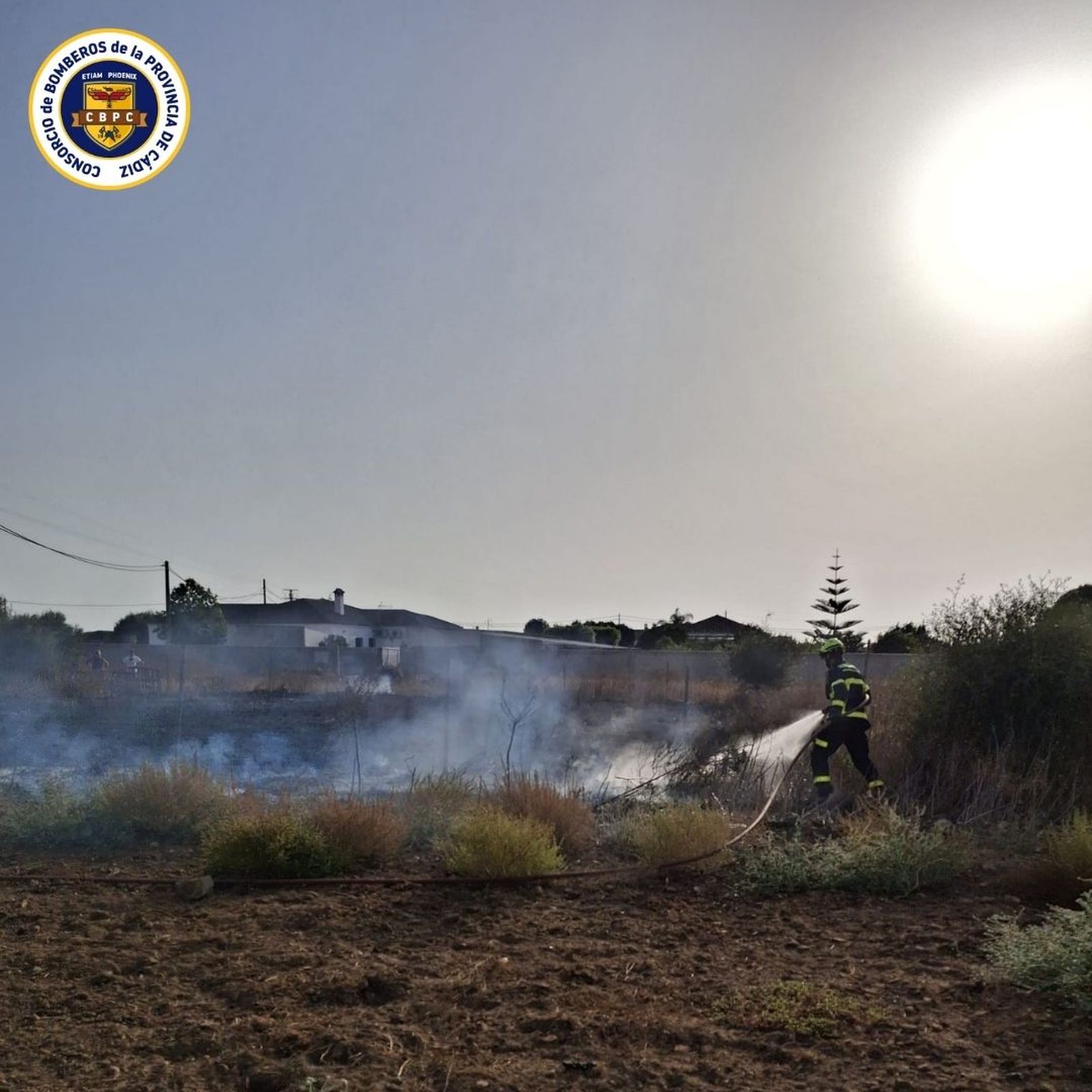 Labores de extinción ayer en Conil