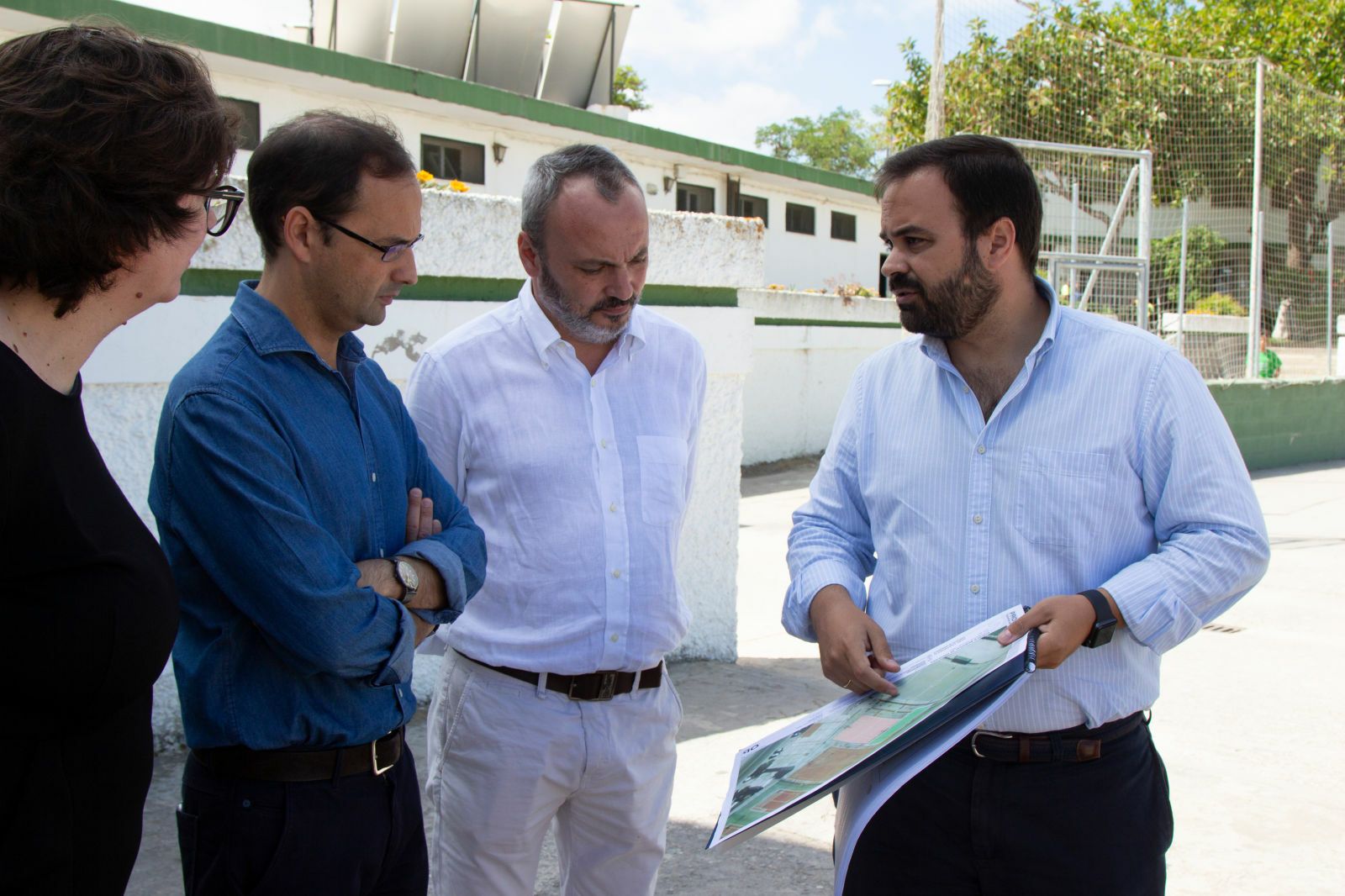 El alcalde, durante su visita a las obras que se están ejecutando en el Complejo Polideportivo Municipal.