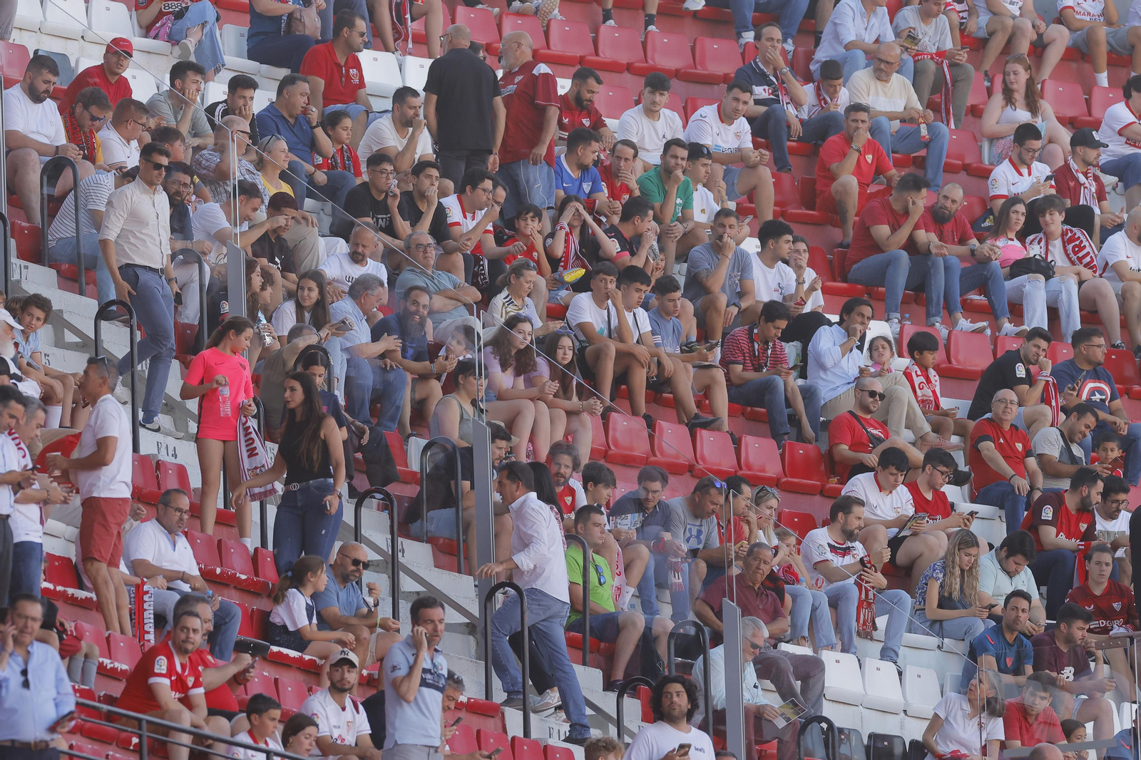 Búscate en las fotos del Sevilla-Español