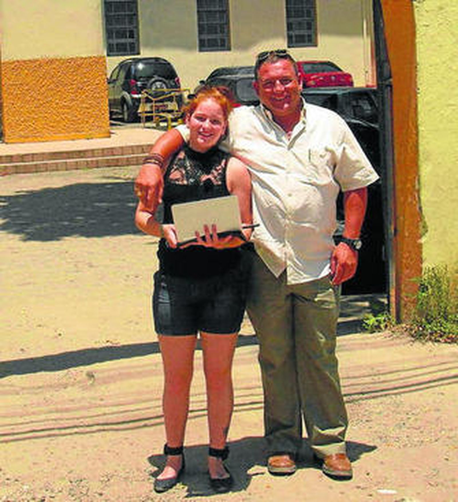 Marta María y su padre, a la salida de la cárcel en Brasil.