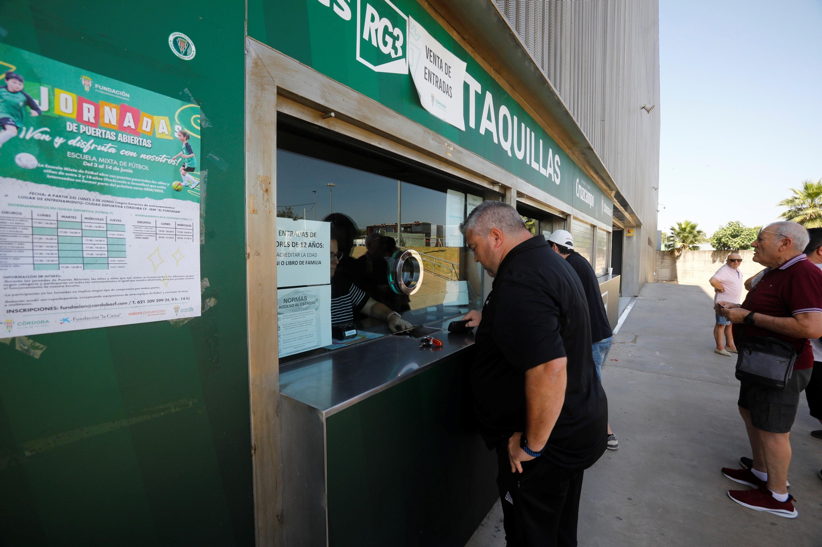 Colas en El Arcángel para hacerse con las entradas de los partidos del Córdoba CF ante la Ponferradina