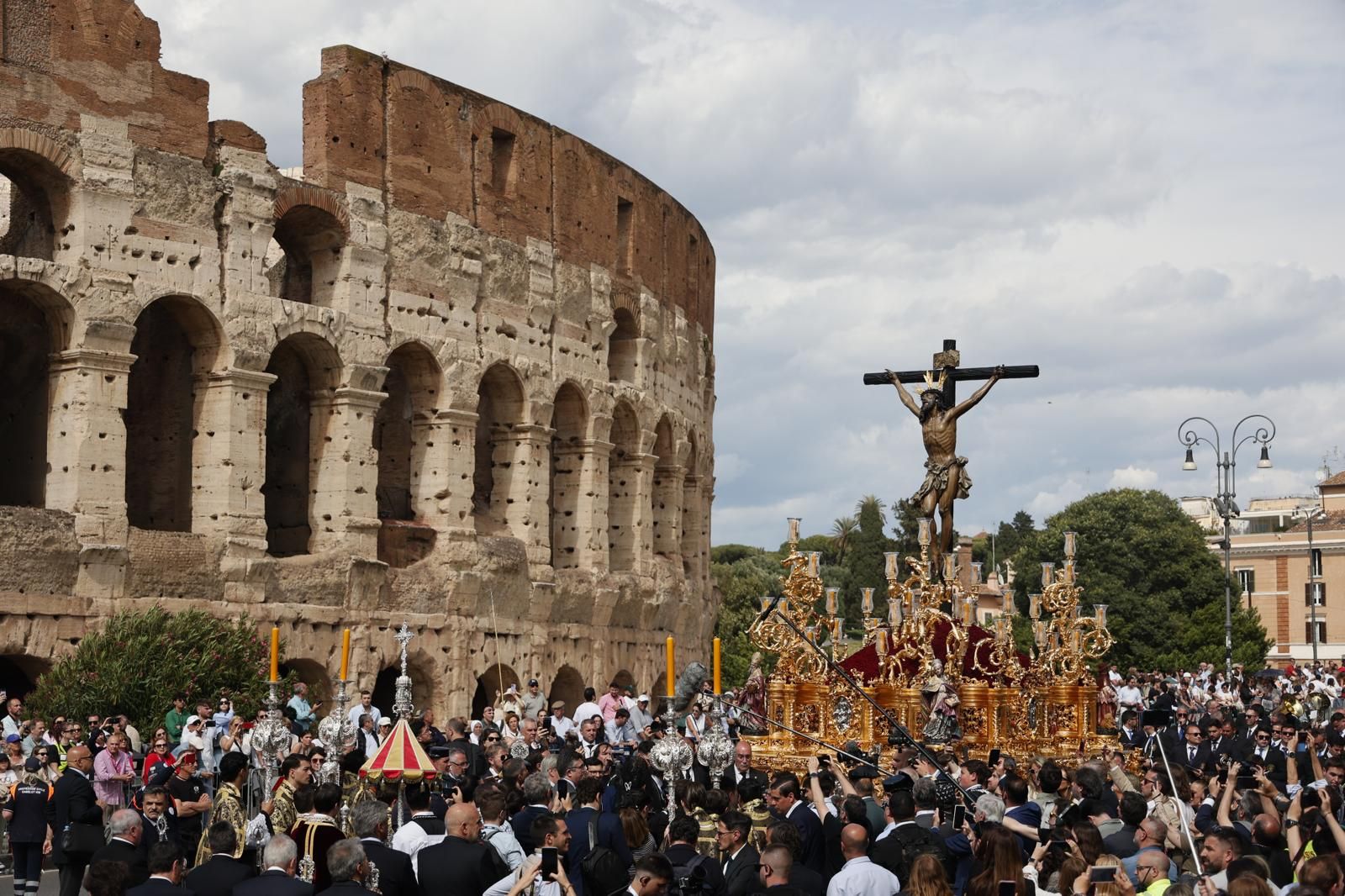 El Cachorro a su paso por el Coliseo en Roma.