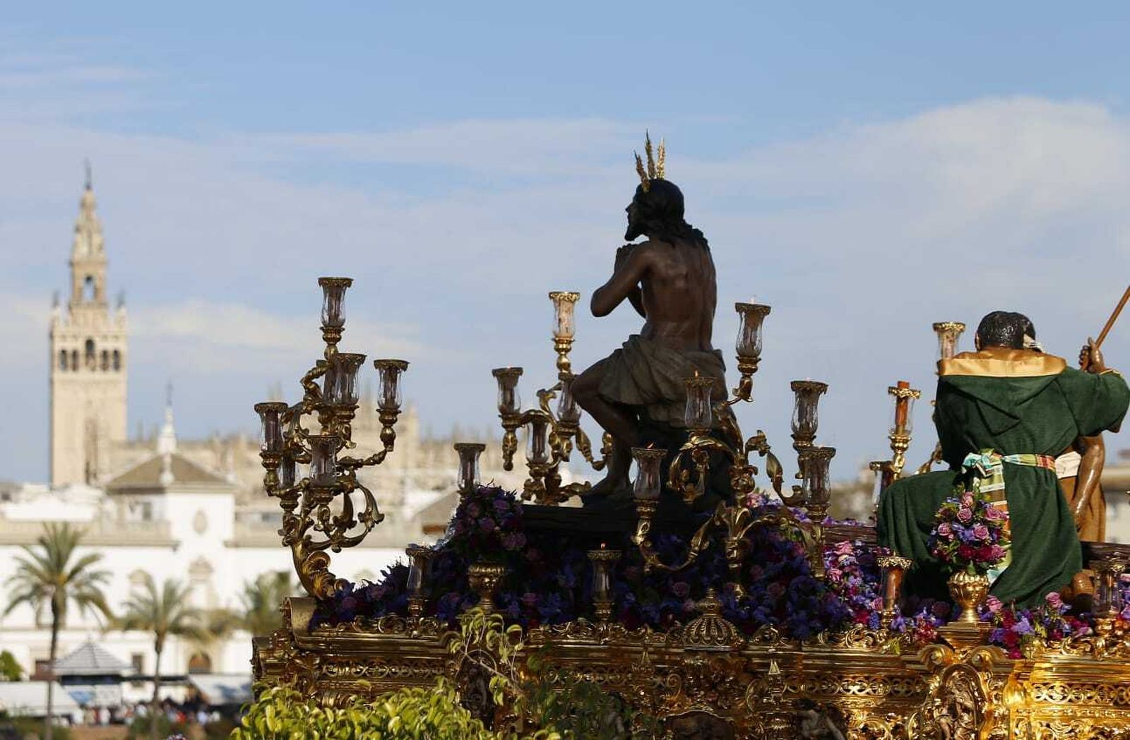 Nuestro Padre Jesús de las Penas, con la Giralda al fondo.
