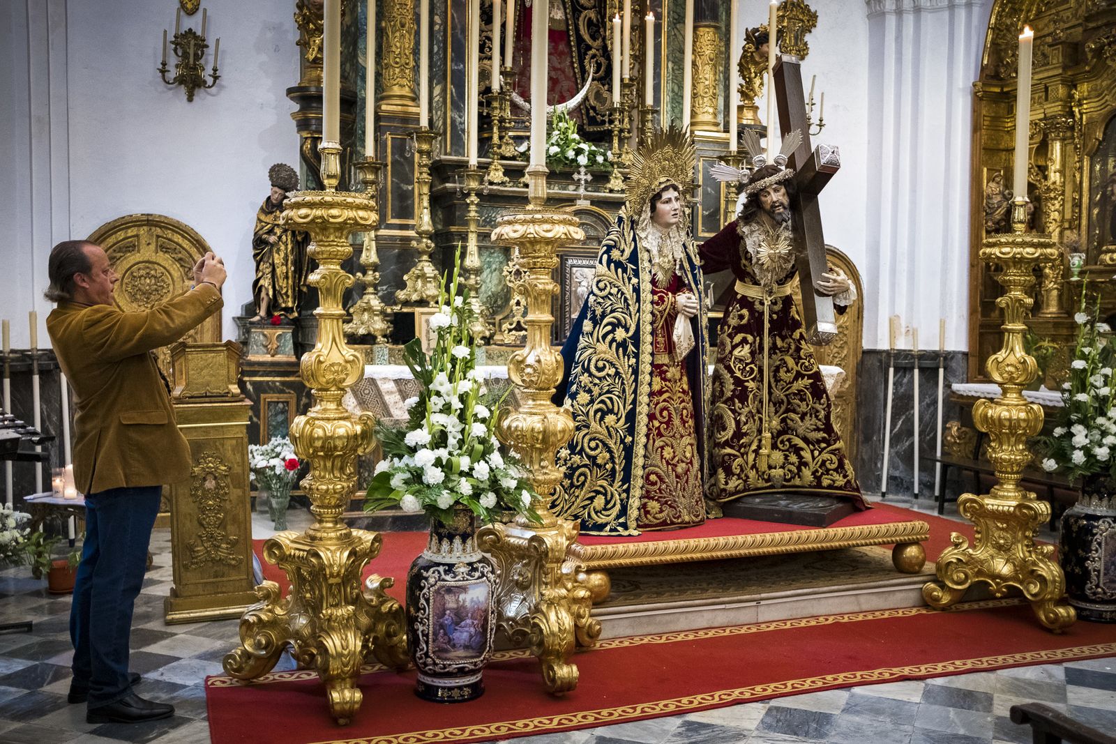 Las imágenes titulares de Afligidos, expuestas en besamanos a los pies de Servitas