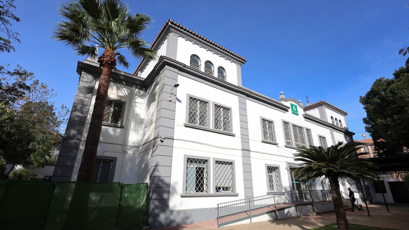 Edificio de la UTCA, junto a las antiguas Urgencias del Hospital Civil. Edificio de la UTCA, junto a las antiguas Urgencias del Hospital Civil.