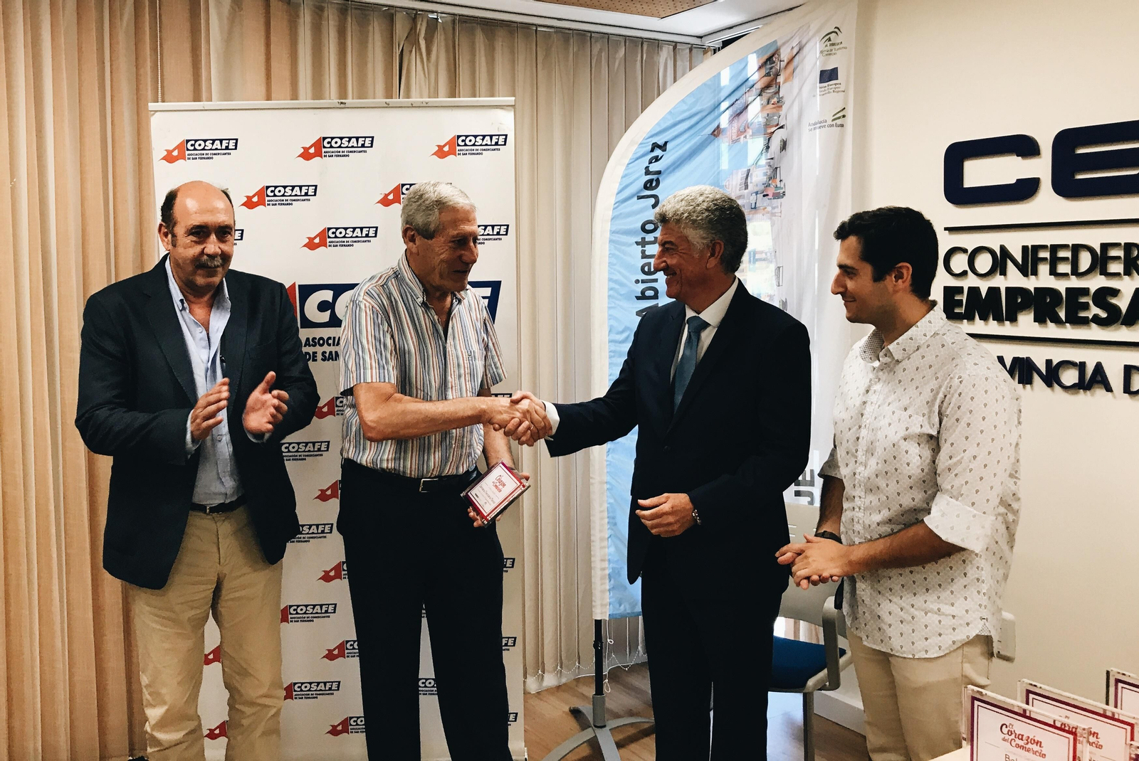 Un momento de la entrega del premio a la Carnicería y Charcutería Manolo.