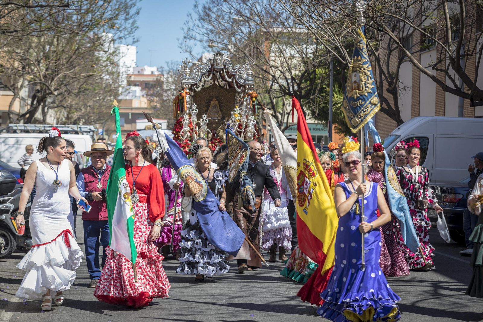 Los rocieros gaditanos atraviesan la avenida María Auxiliadora.