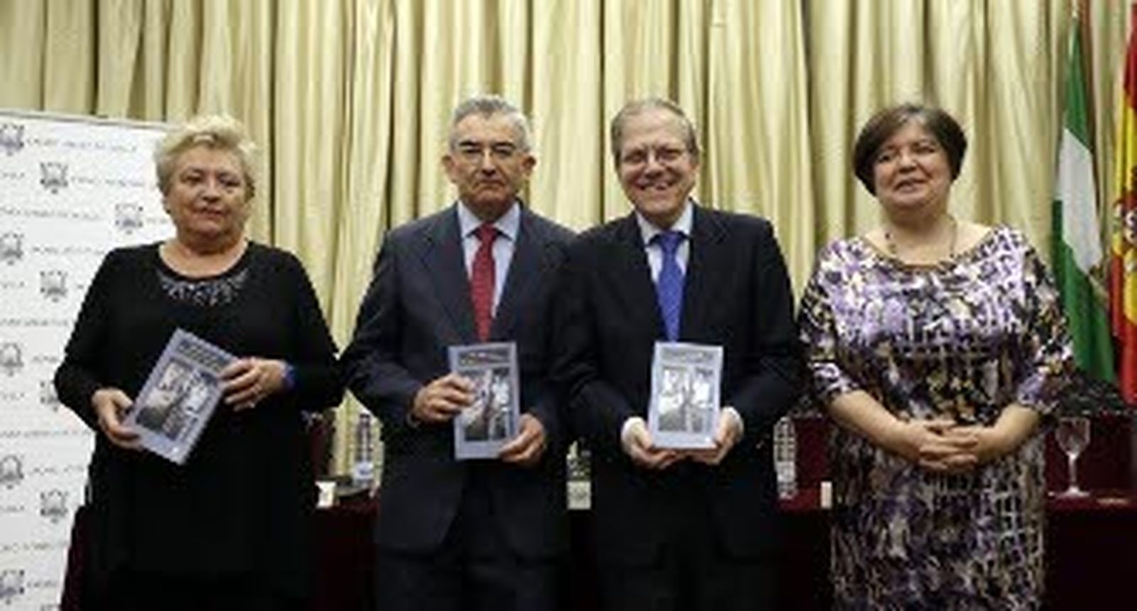 La ex teniente de alcalde del Ayuntamiento de Sevilla, Rosamar Prieto-Castro, que presentó la nueva obra; el periodista y escritor, José Joaquín León;  el presidente del Ateneo, Alberto Máximo Pérez Calero, y la editora Rosa García Perea, de la firma sevilana 'Jirones de Azul'. / Alberto Domínguez