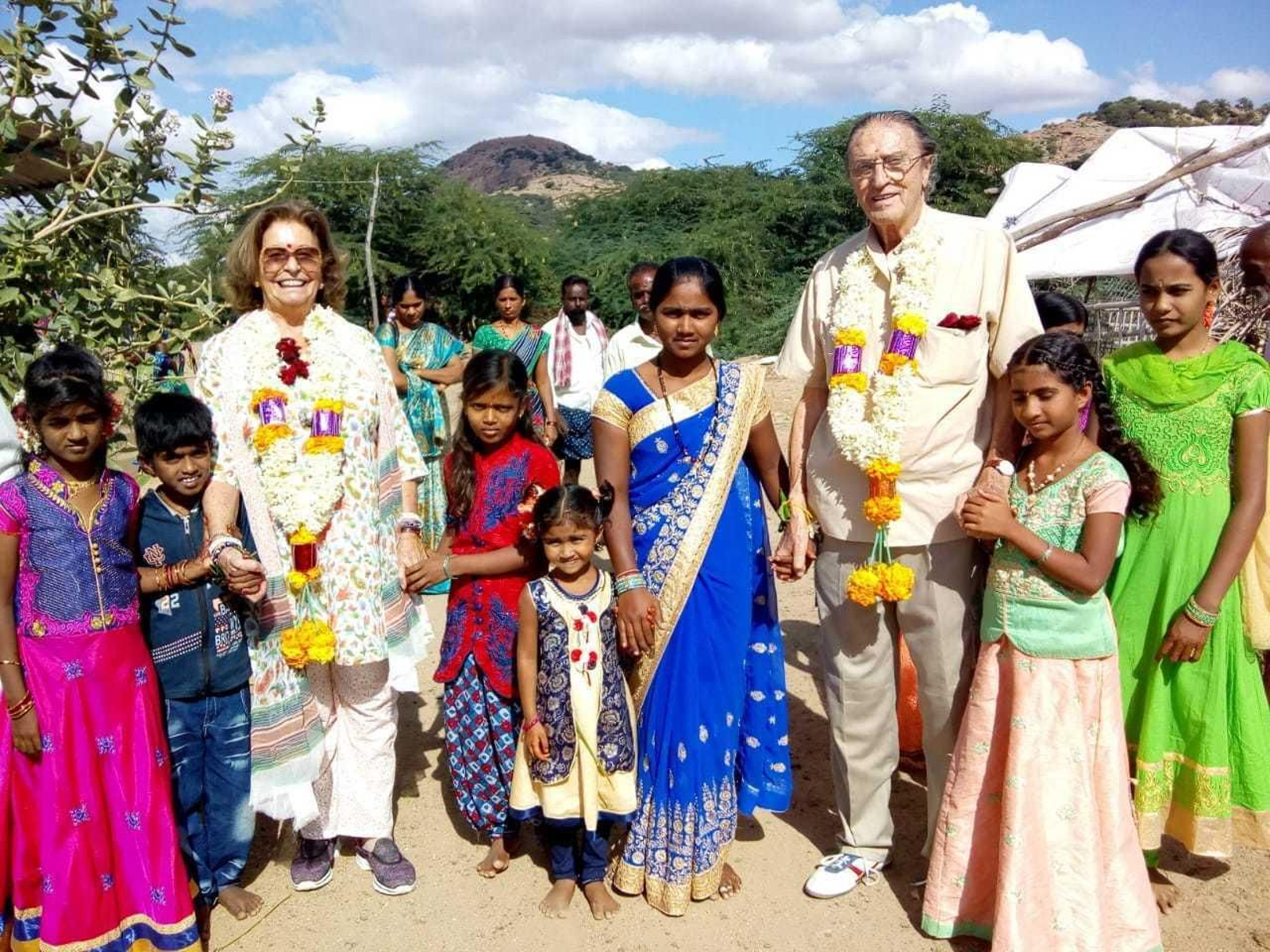 Francisco Valencia y Terete Garrido, con algunos de los niños que tienen apadrinados.