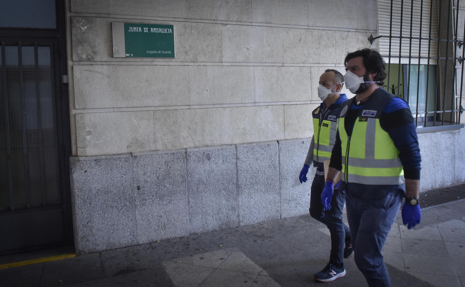 Dos policías con mascarillas en los juzgados de Sevilla.