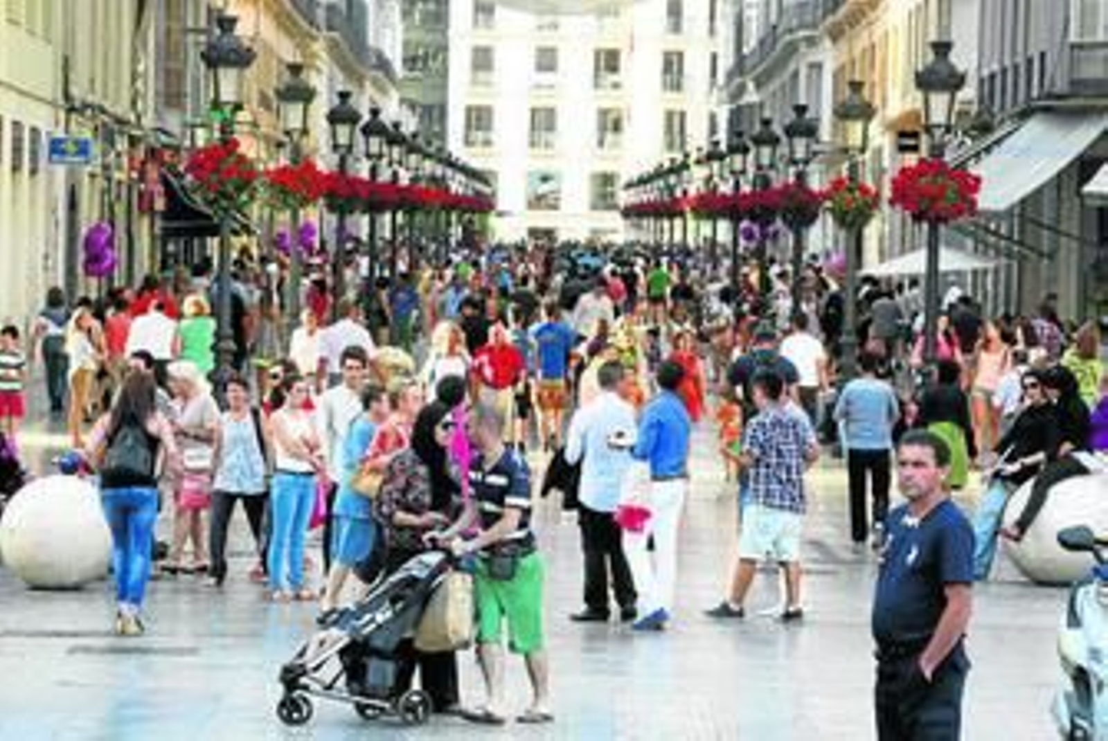 Cientos de personas pasean, ayer por la tarde, por calle Larios. Cientos de personas pasean, ayer por la tarde, por calle Larios.