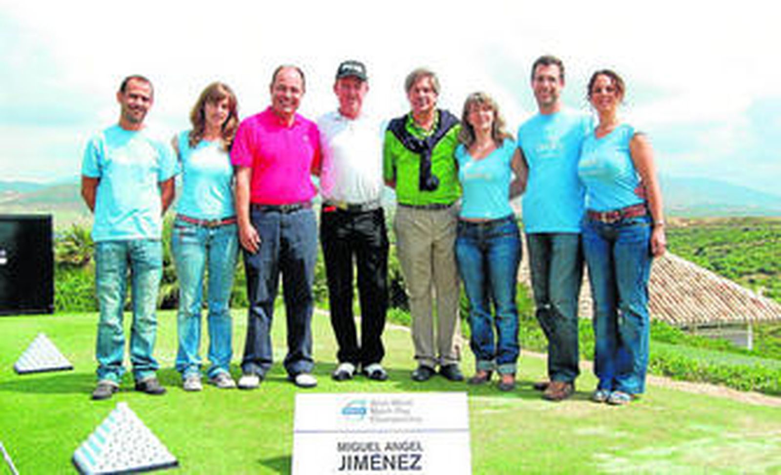 Miguel Ángel Jiménez, en el centro, con los promotores y organizadores del torneo benéfico.