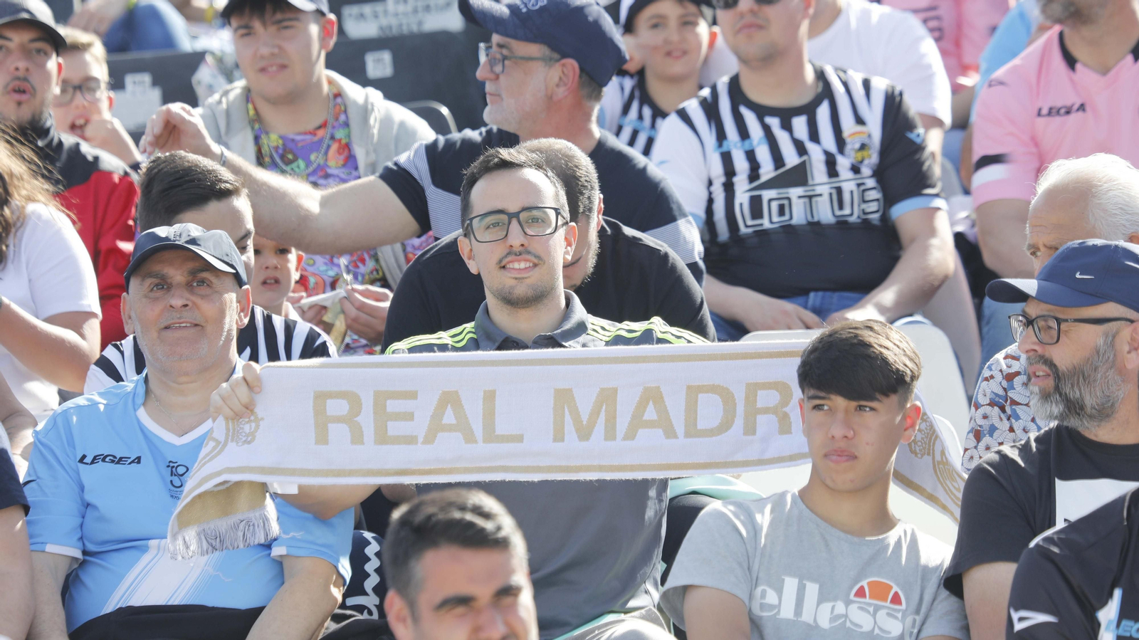 Fotos de la afición durante el encuentro de la Balona - Real Madrid Castilla