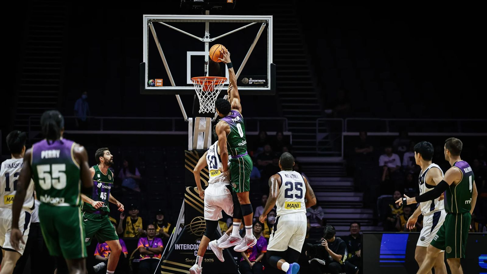 Tyson Pérez entrando a canasta.