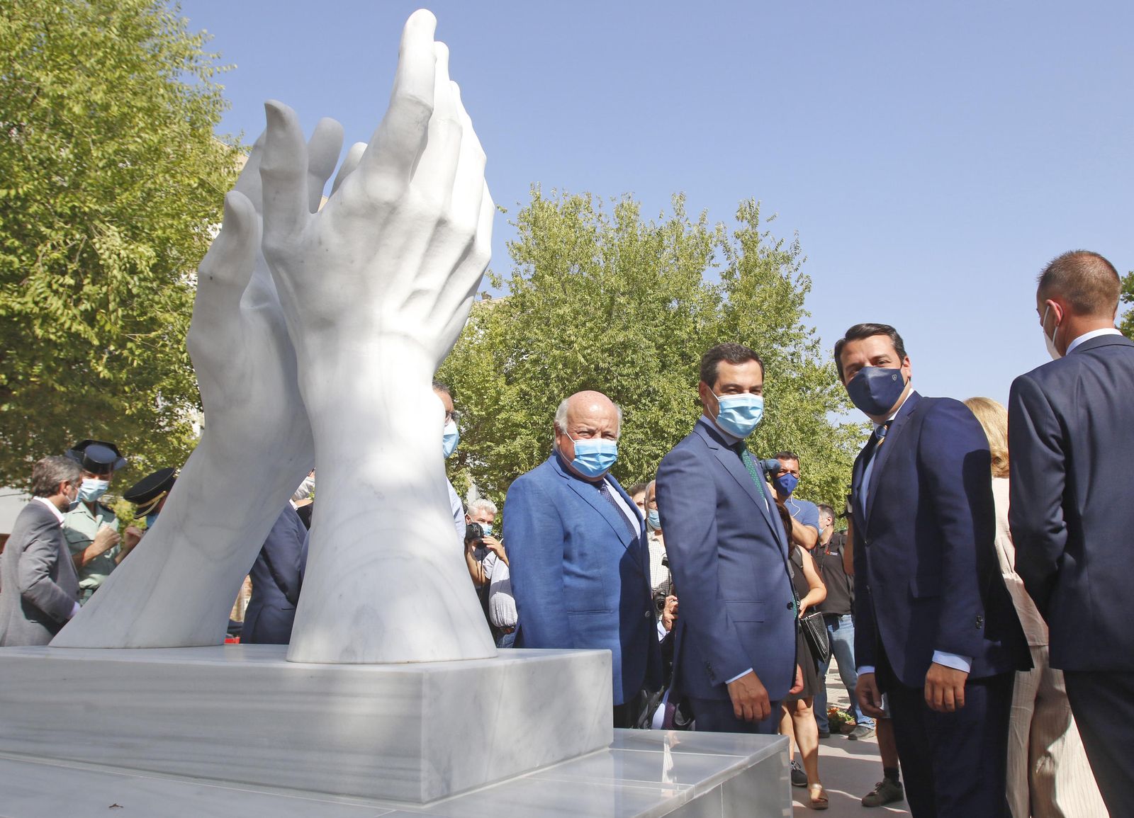 La escultura en honor a los sanitarios en Córdoba, en fotos